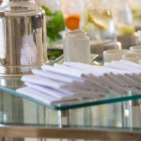 Renaissance Cairo Mirage City Hotel Zewnętrze zdjęcie Napkins at a buffet