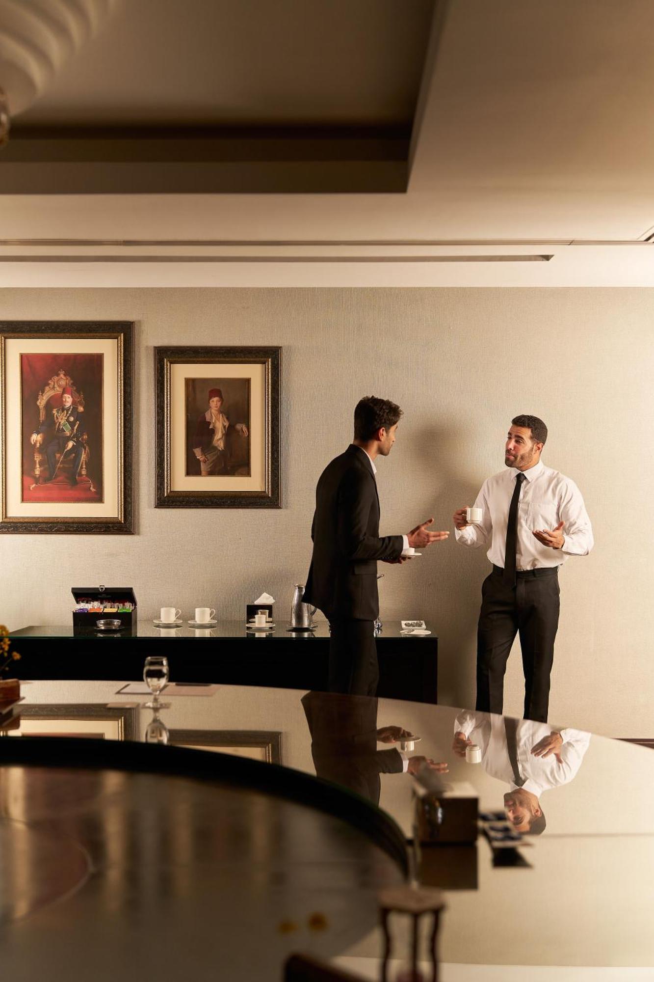 Renaissance Cairo Mirage City Hotel Zewnętrze zdjęcie A butler serving tea