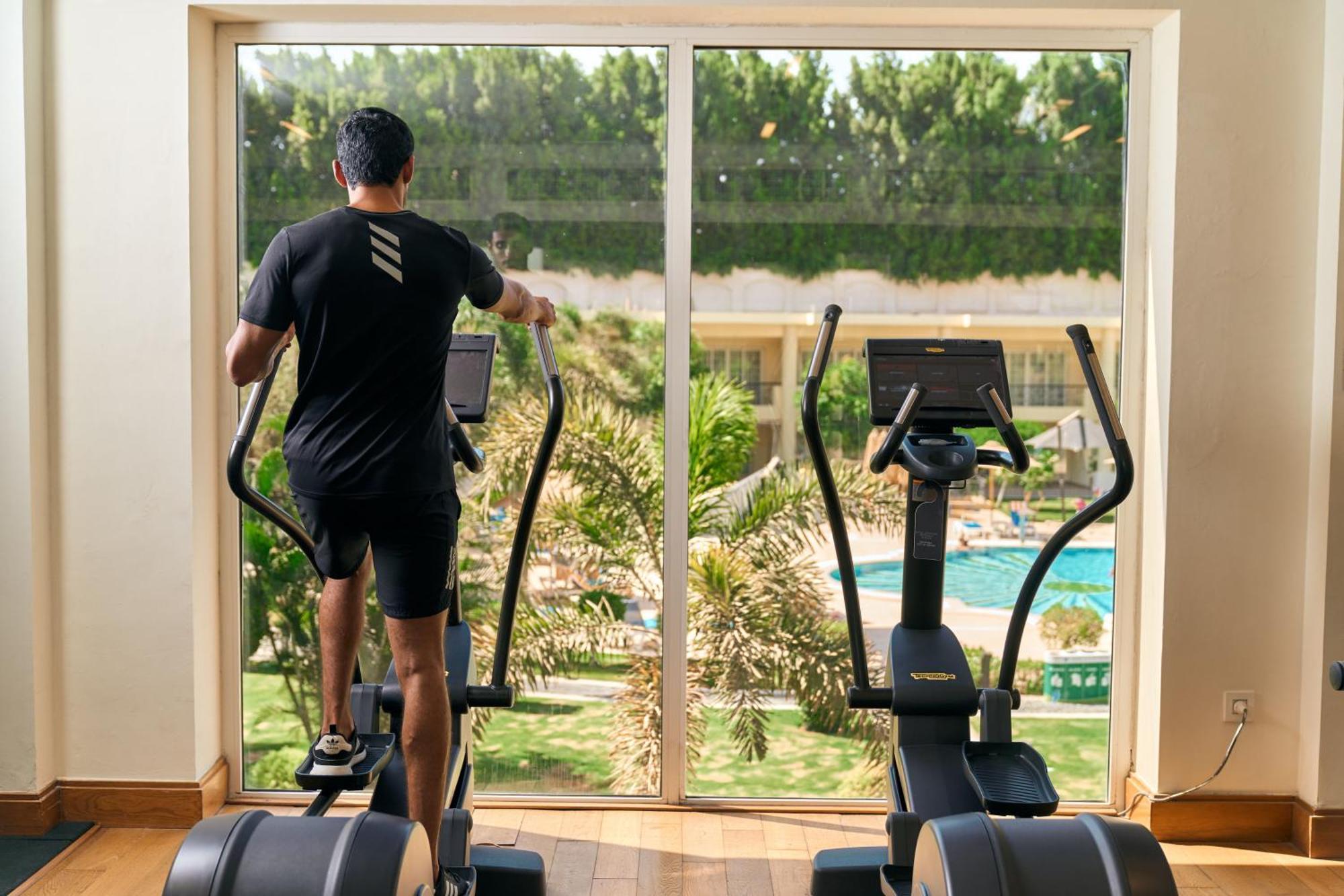Renaissance Cairo Mirage City Hotel Zewnętrze zdjęcie A man on an elliptical trainer