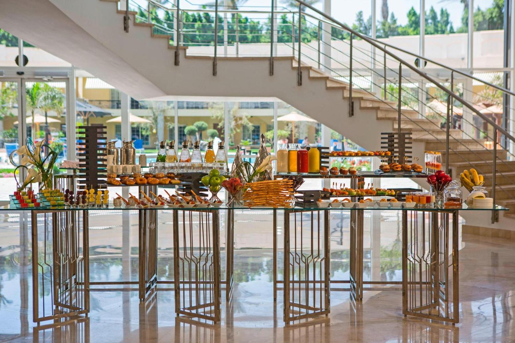 Renaissance Cairo Mirage City Hotel Zewnętrze zdjęcie A buffet at a hotel