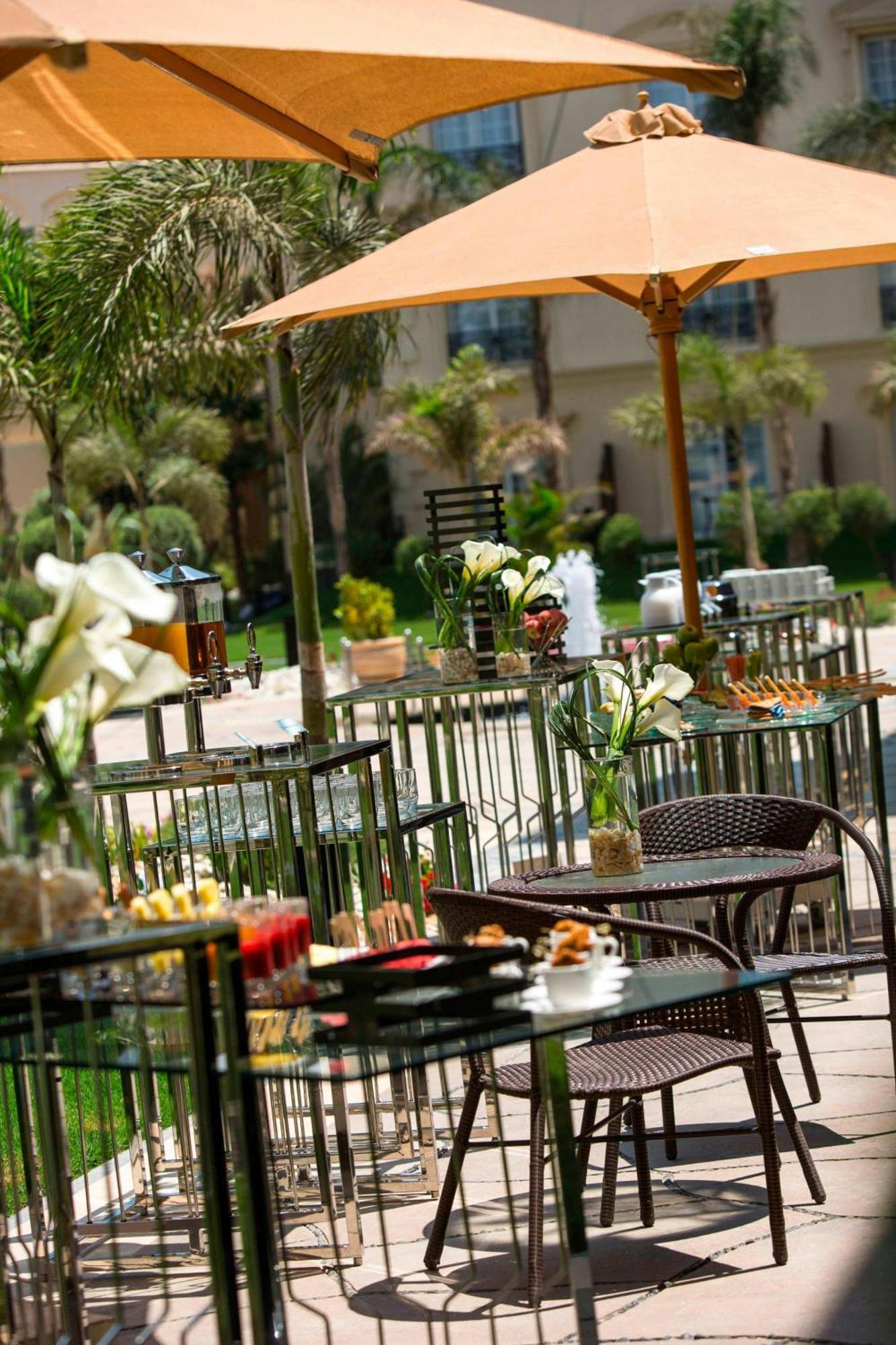 Renaissance Cairo Mirage City Hotel Zewnętrze zdjęcie The hotel's outdoor café