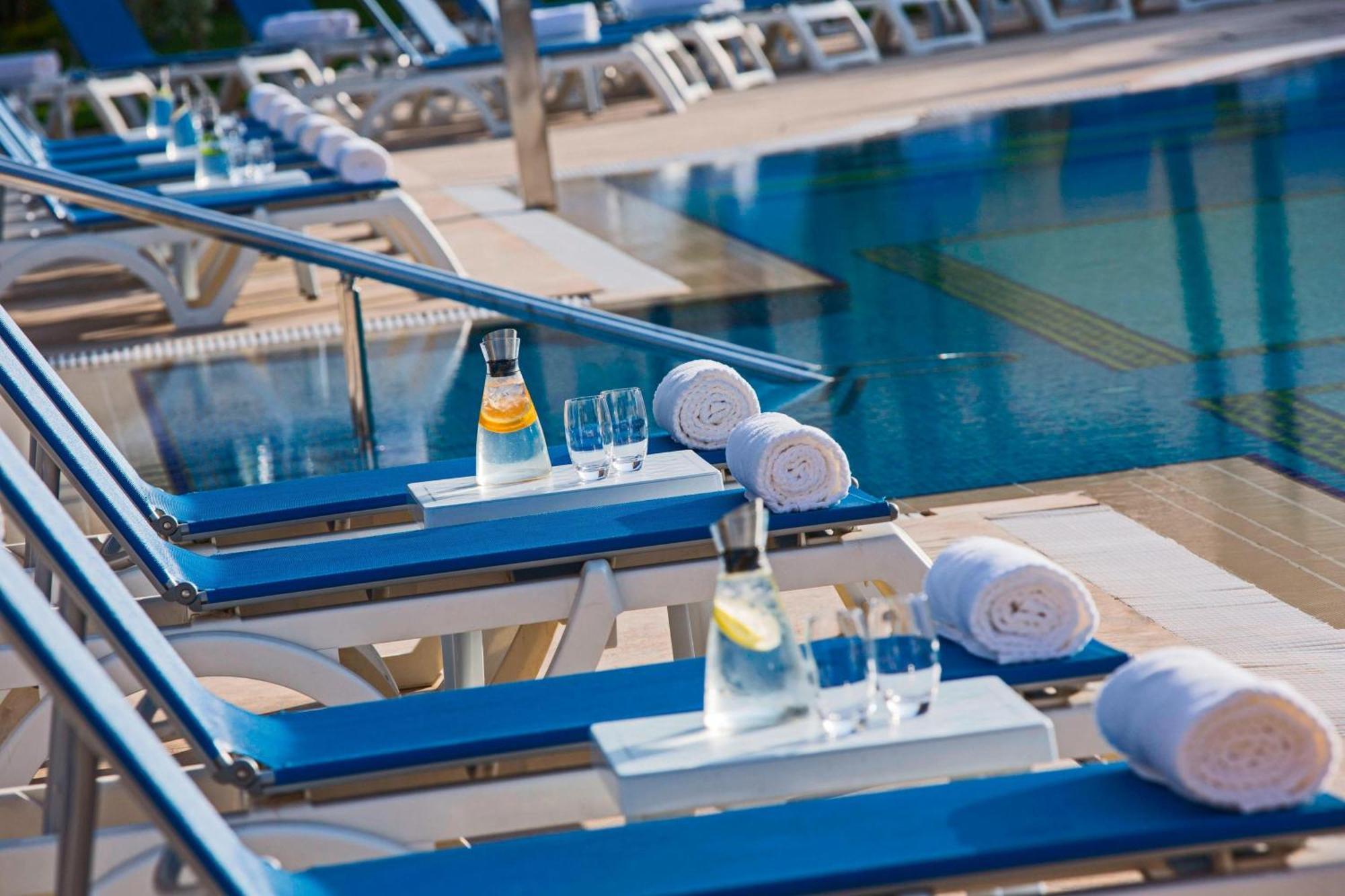 Renaissance Cairo Mirage City Hotel Zewnętrze zdjęcie Pool at the Hotel